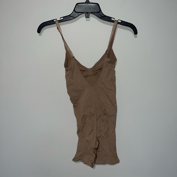 NWOT SKIMS SHAPEWEAR SEAMLESS SCULPT MID THIGH BODYSUIT SIENNA LARGE - Picture 4 of 4